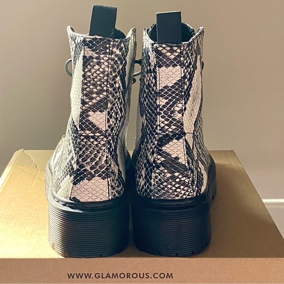 Snake print vegan leather platform boots by GLAMOROUS- Size 7.5US - Picture 4 of 6